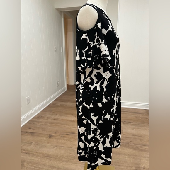 Ann Taylor Black and White Floral Cold Shoulder Sweater Casual Dress SZ MP - Picture 9 of 12